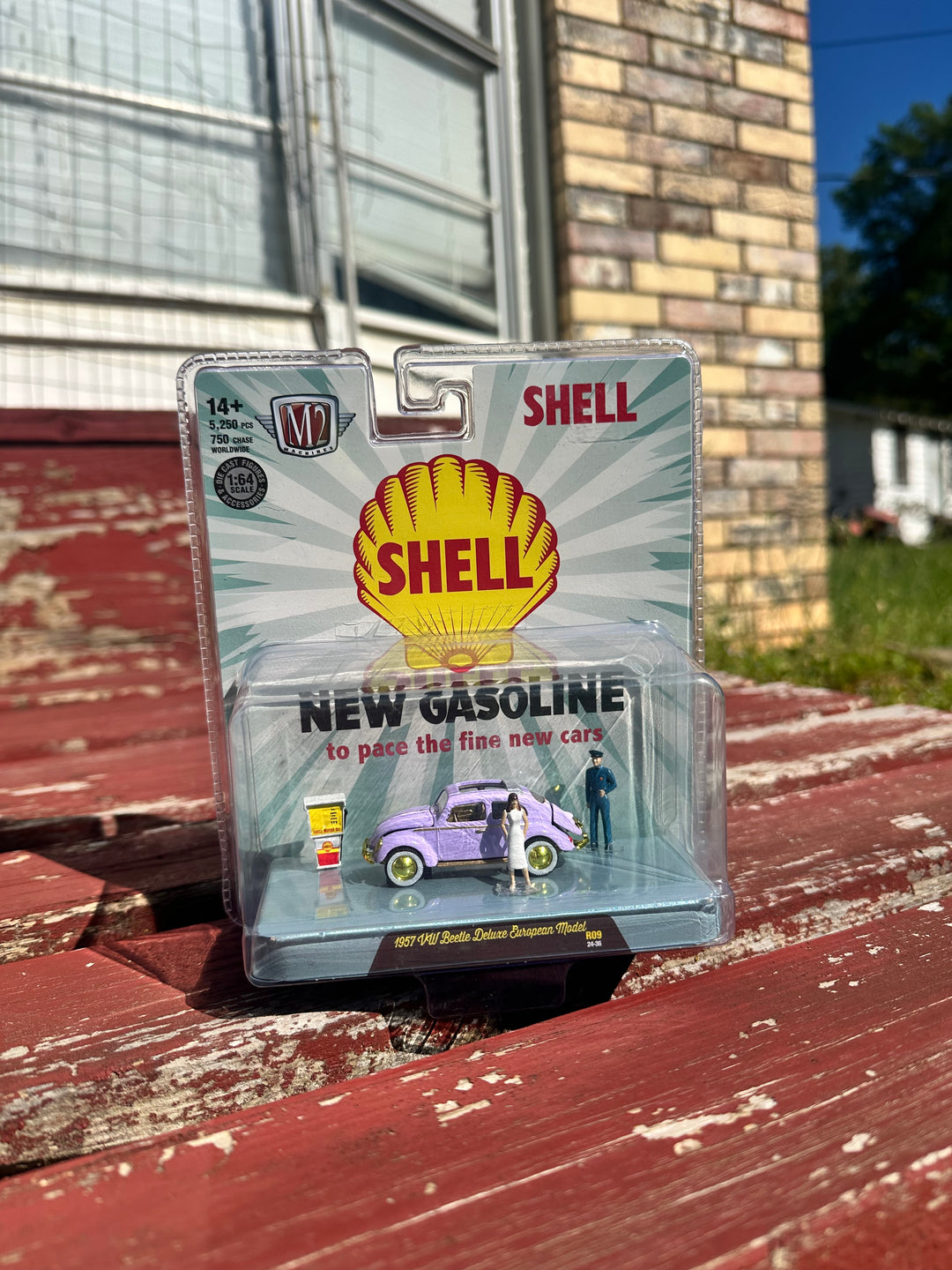 M2 Machines Shell purple 1957 VW Beetle Deluxe European Model diorama *CHASE*