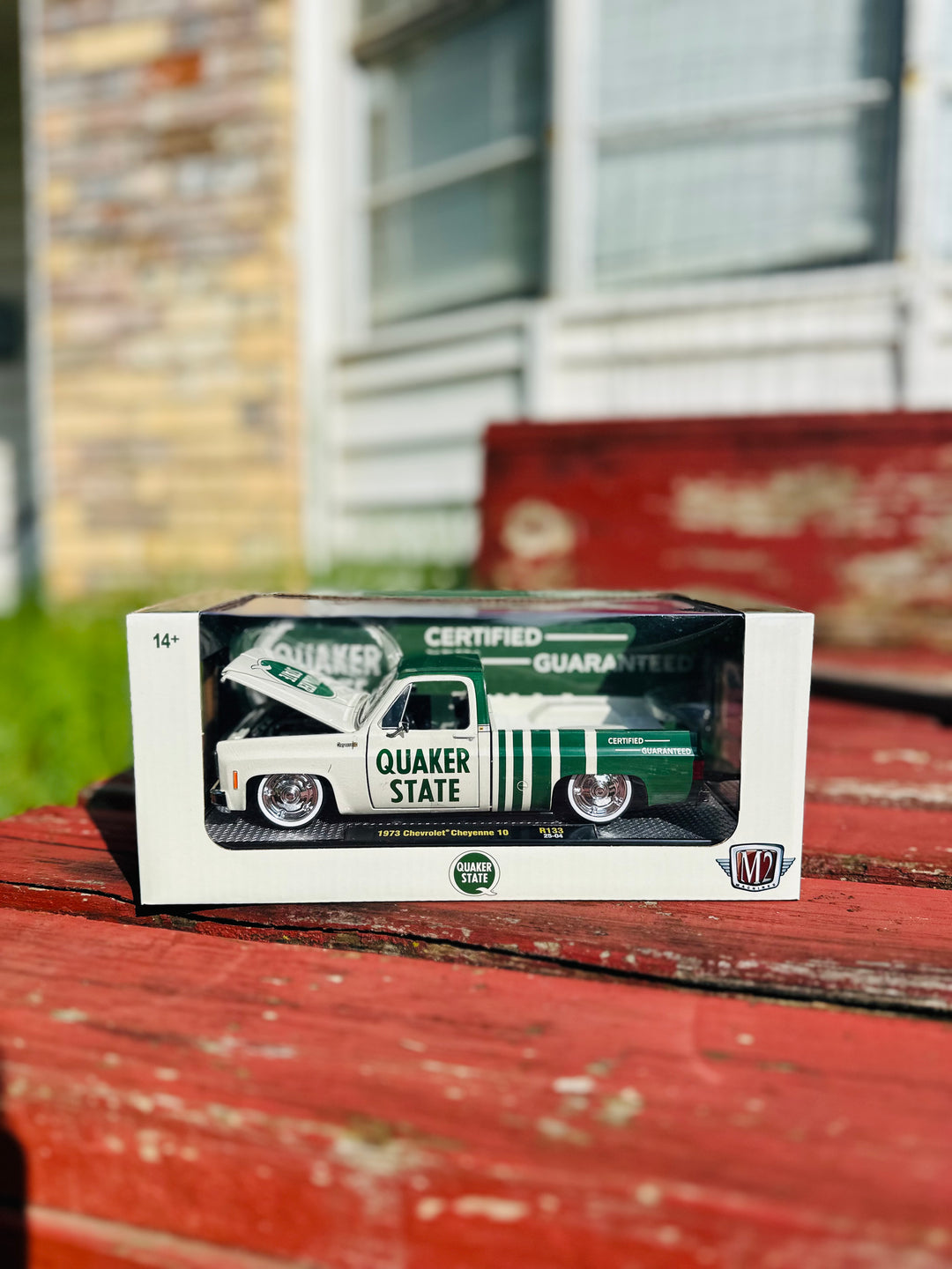 M2 Machines 1:24 1973 Chevrolet Cheyenne 10 QUAKER STATE – Green / White