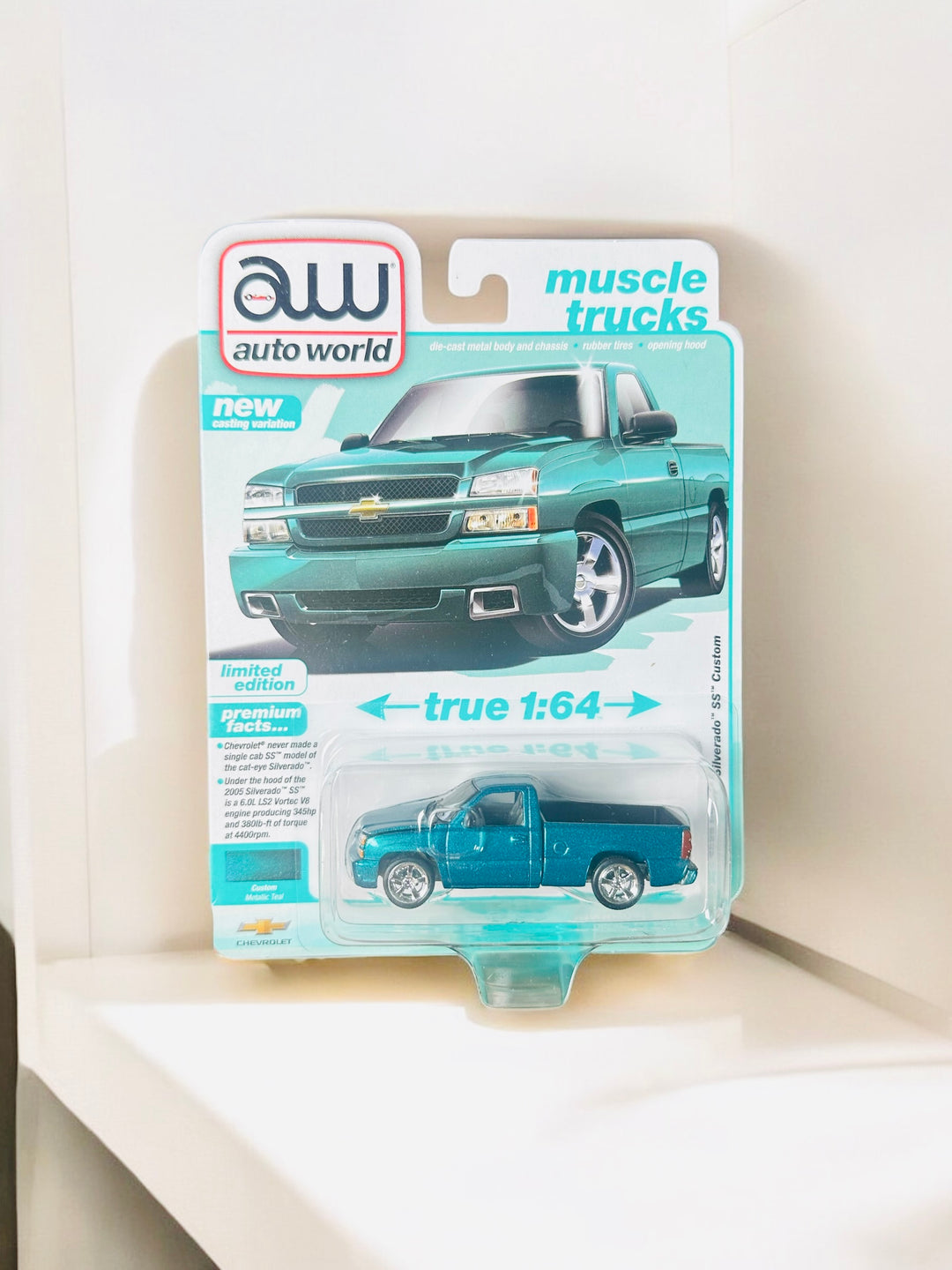 Auto World 1:64 2005 Chevrolet Silverado SS Custom Single Cab Version A – Teal Turquoise Metallic