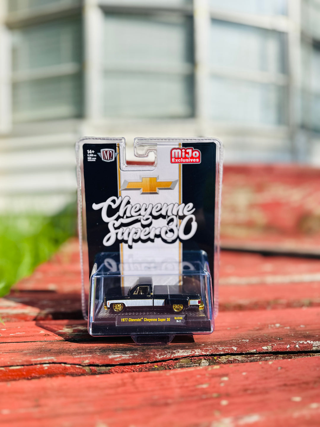 M2 Machines 1:64 1977 Chevrolet Cheyenne Super 30 Pickup Truck – Black and White Two Tone *CHASE*